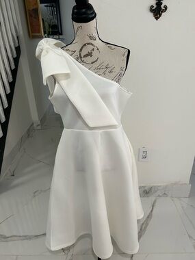 Elegant One-Shoulder White Dress with Bow Detail Size XL